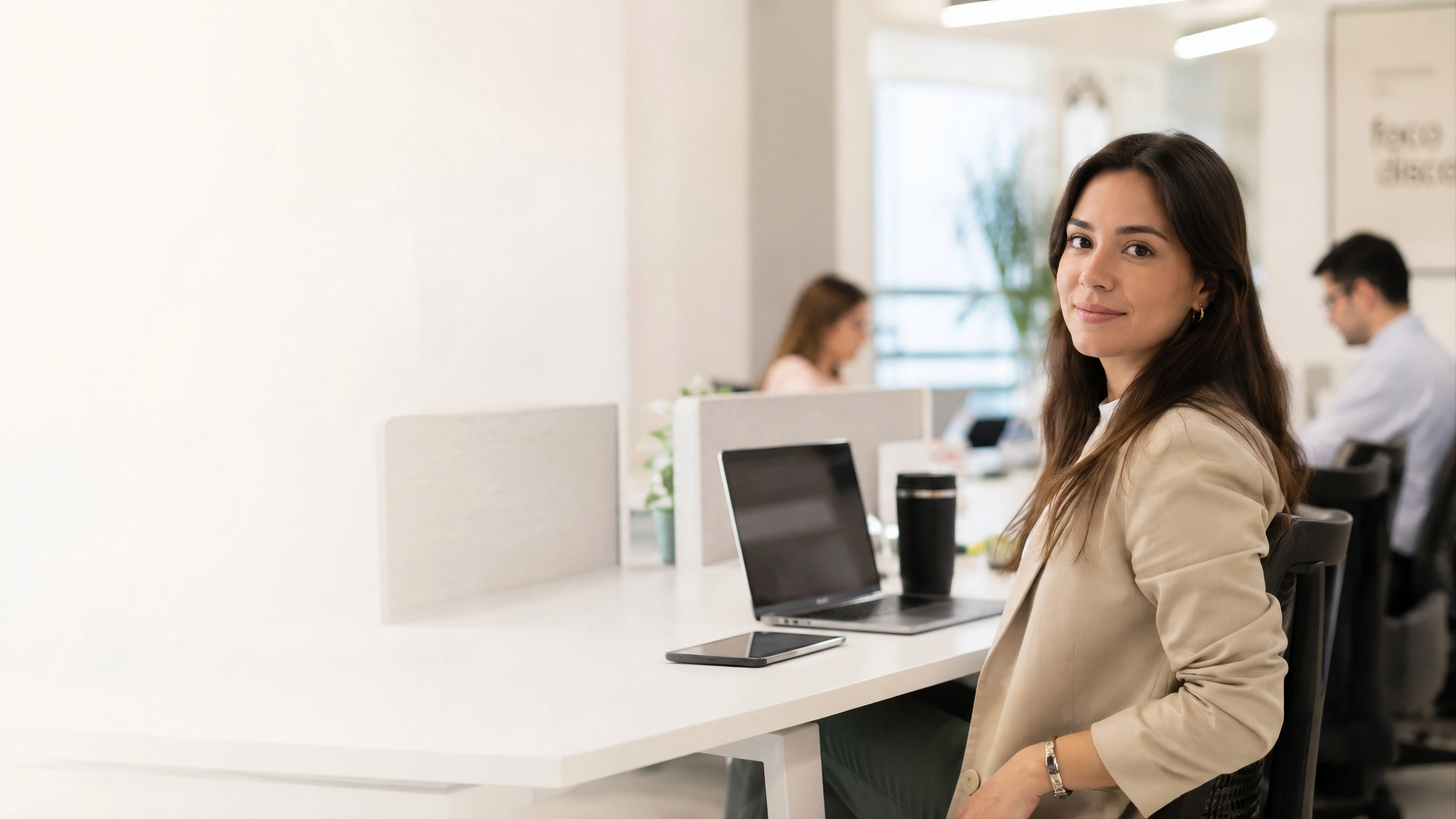 Profesional en un entorno de trabajo moderno